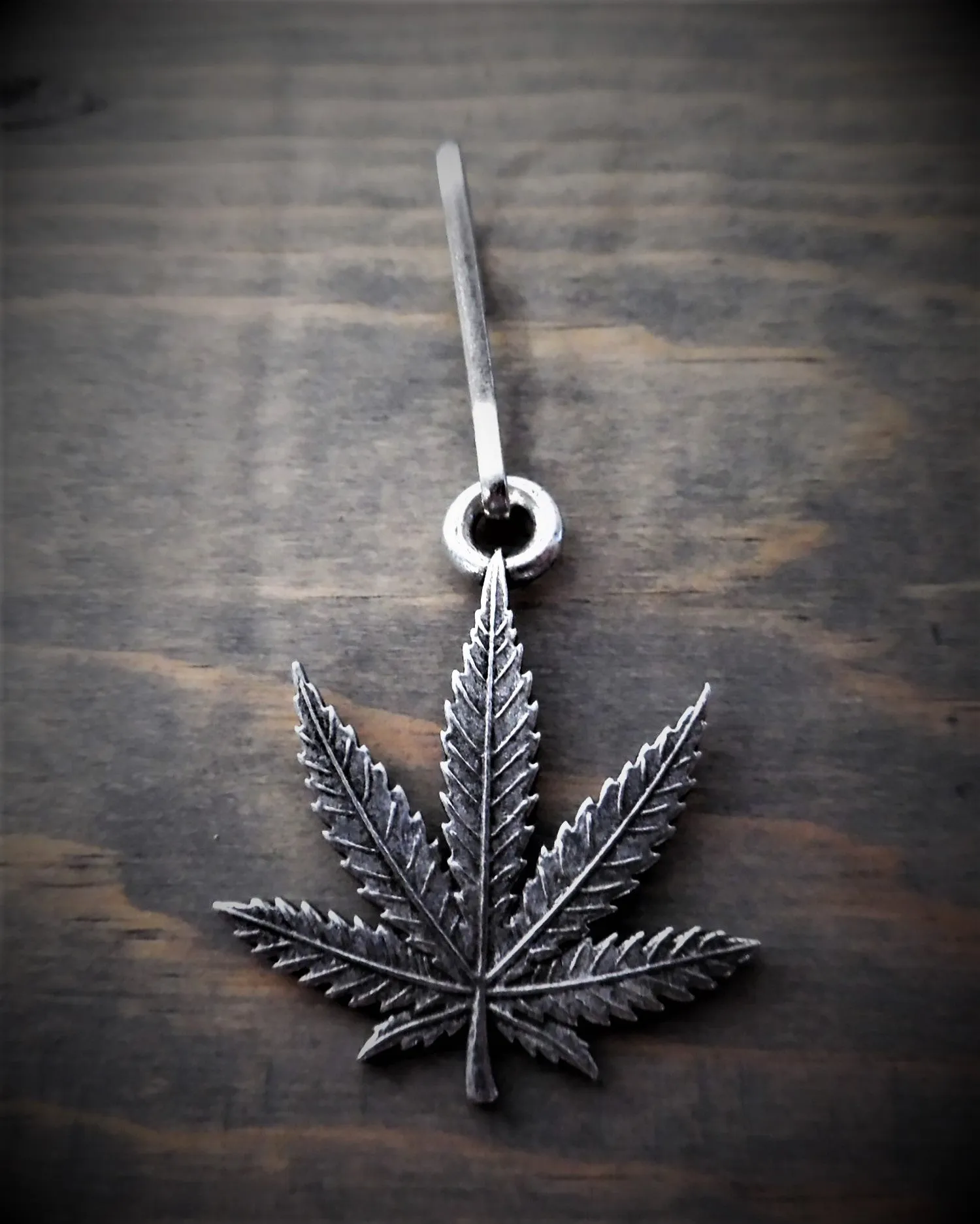 BUD LEAF ZIPPER PULL